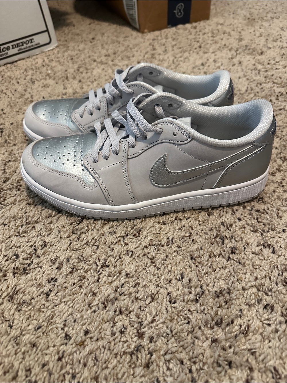 Nike Mens 9.5 Low-Top Air Jordan Sneakers in Silver & Light Gray ❤️❤️❤️